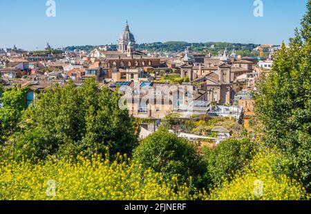 Panoramablick von der Pincio Terrasse mit der Kuppel der Basilika von Ambrogio e Carlo Al Corso, Rom, Italien. Stockfoto