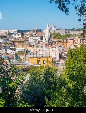 Wunderschöne Panoramasicht in Rom von der Pincio-Terrasse mit dem Petersdom im Hintergrund. Stockfoto