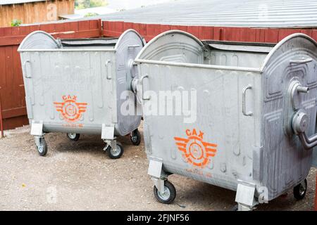 Grodno, Weißrussland - 2. September 2017: Zwei öffentliche Metallbehälter für Abfälle. Stockfoto