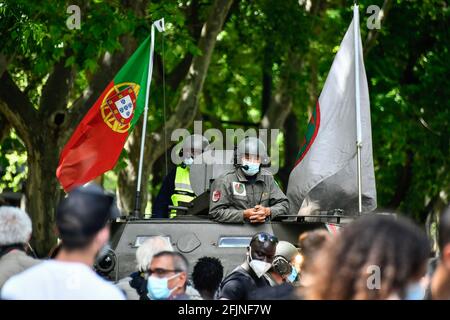 Lissabon, Portugal. April 2021. Ein Militärangehöriger, der an der Revolution teilnahm, wurde auf einem taktischen Fahrzeug gesehen, das während der Feier vorgeführt wurde. Die portugiesische Regierung hat die Feier der Nelkenrevolution nach einem Jahr genehmigt, ohne die traditionelle Parade zum Gedenken an den Sturz des Diktators Antonio de Oliveria Salazar im Jahr 1974 abzuhalten. (Foto von Jorge Castellanos/SOPA Images/Sipa USA) Quelle: SIPA USA/Alamy Live News Stockfoto