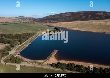 Luftaufnahme des Threipmuir Reservoir im Pentland Hills Regional Park, Balerno, Schottland, Großbritannien. Stockfoto