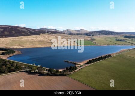 Luftaufnahme des Threipmuir Reservoir im Pentland Hills Regional Park, Balerno, Schottland, Großbritannien. Stockfoto