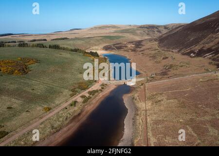 Luftaufnahme des Threipmuir Reservoir im Pentland Hills Regional Park, Balerno, Schottland, Großbritannien. Stockfoto