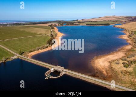 Luftaufnahme des Threipmuir Reservoir im Pentland Hills Regional Park, Balerno, Schottland, Großbritannien. Stockfoto