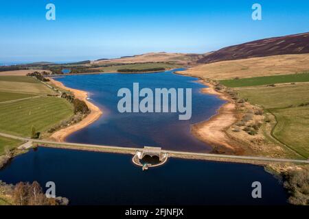 Luftaufnahme des Threipmuir Reservoir im Pentland Hills Regional Park, Balerno, Schottland, Großbritannien. Stockfoto