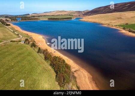 Luftaufnahme des Threipmuir Reservoir im Pentland Hills Regional Park, Balerno, Schottland, Großbritannien. Stockfoto