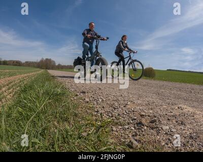 Junges Paar macht Fahrradtour mit modernen elektrischen Fett Fahrrad Und Trekkingbike Stockfoto