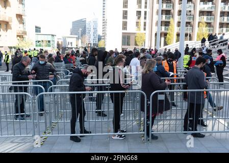 Beim Carabao Cup Final Wembley sind viele Zuschauer dabei. London, Großbritannien. 25. April 2021. Foto von Ray Tang. Bis zu 8,000 Fußballfans kommen im Wembley Stadium an, um am Carabao Cup-Finale zwischen Tottenham Hotspur und Manchester City teilzunehmen. Alle Teilnehmer müssen einen negativen Covid-19-Test nachweisen, um an der Veranstaltung als Teil des Pilotprogramms des Events Research Program (ERP) teilzunehmen, das die Entscheidung der Regierung über Schritt 4 der Roadmap aus der Sperre heraus informiert. Stockfoto