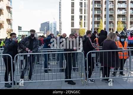 Beim Carabao Cup Final Wembley sind viele Zuschauer dabei. London, Großbritannien. 25. April 2021. Foto von Ray Tang. Bis zu 8,000 Fußballfans kommen im Wembley Stadium an, um am Carabao Cup-Finale zwischen Tottenham Hotspur und Manchester City teilzunehmen. Alle Teilnehmer müssen einen negativen Covid-19-Test nachweisen, um an der Veranstaltung als Teil des Pilotprogramms des Events Research Program (ERP) teilzunehmen, das die Entscheidung der Regierung über Schritt 4 der Roadmap aus der Sperre heraus informiert. Stockfoto