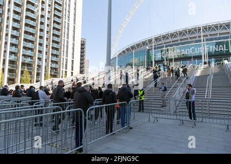 Beim Carabao Cup Final Wembley sind viele Zuschauer dabei. London, Großbritannien. 25. April 2021. Foto von Ray Tang. Bis zu 8,000 Fußballfans kommen im Wembley Stadium an, um am Carabao Cup-Finale zwischen Tottenham Hotspur und Manchester City teilzunehmen. Alle Teilnehmer müssen einen negativen Covid-19-Test nachweisen, um an der Veranstaltung als Teil des Pilotprogramms des Events Research Program (ERP) teilzunehmen, das die Entscheidung der Regierung über Schritt 4 der Roadmap aus der Sperre heraus informiert. Stockfoto