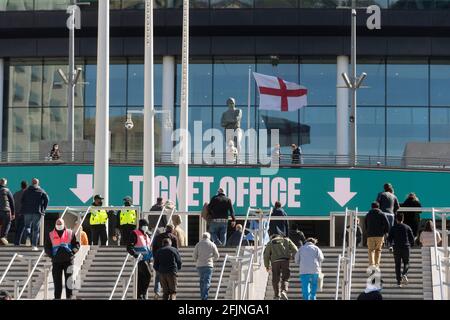 Beim Carabao Cup Final Wembley sind viele Zuschauer dabei. London, Großbritannien. 25. April 2021. Foto von Ray Tang. Bis zu 8,000 Fußballfans kommen im Wembley Stadium an, um am Carabao Cup-Finale zwischen Tottenham Hotspur und Manchester City teilzunehmen. Alle Teilnehmer müssen einen negativen Covid-19-Test nachweisen, um an der Veranstaltung als Teil des Pilotprogramms des Events Research Program (ERP) teilzunehmen, das die Entscheidung der Regierung über Schritt 4 der Roadmap aus der Sperre heraus informiert. Stockfoto