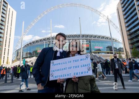 Beim Carabao Cup Final Wembley sind viele Zuschauer dabei. London, Großbritannien. 25. April 2021. Foto von Ray Tang. Bis zu 8,000 Fußballfans kommen im Wembley Stadium an, um am Carabao Cup-Finale zwischen Tottenham Hotspur und Manchester City teilzunehmen. Alle Teilnehmer müssen einen negativen Covid-19-Test nachweisen, um an der Veranstaltung als Teil des Pilotprogramms des Events Research Program (ERP) teilzunehmen, das die Entscheidung der Regierung über Schritt 4 der Roadmap aus der Sperre heraus informiert. Stockfoto