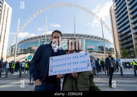 Beim Carabao Cup Final Wembley sind viele Zuschauer dabei. London, Großbritannien. 25. April 2021. Foto von Ray Tang. Bis zu 8,000 Fußballfans kommen im Wembley Stadium an, um am Carabao Cup-Finale zwischen Tottenham Hotspur und Manchester City teilzunehmen. Alle Teilnehmer müssen einen negativen Covid-19-Test nachweisen, um an der Veranstaltung als Teil des Pilotprogramms des Events Research Program (ERP) teilzunehmen, das die Entscheidung der Regierung über Schritt 4 der Roadmap aus der Sperre heraus informiert. Stockfoto