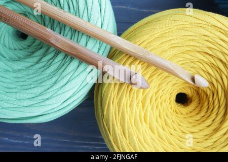 Bunte Garnknäuel und Häkelnadeln. Hobbys. Stockfoto