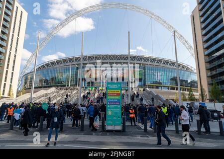 Beim Carabao Cup Final Wembley sind viele Zuschauer dabei. London, Großbritannien. 25. April 2021. Foto von Ray Tang. Bis zu 8,000 Fußballfans kommen im Wembley Stadium an, um am Carabao Cup-Finale zwischen Tottenham Hotspur und Manchester City teilzunehmen. Alle Teilnehmer müssen einen negativen Covid-19-Test nachweisen, um an der Veranstaltung als Teil des Pilotprogramms des Events Research Program (ERP) teilzunehmen, das die Entscheidung der Regierung über Schritt 4 der Roadmap aus der Sperre heraus informiert. Stockfoto