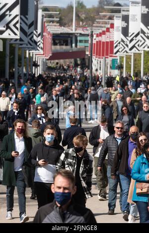 Beim Carabao Cup Final Wembley sind viele Zuschauer dabei. London, Großbritannien. 25. April 2021. Foto von Ray Tang. Bis zu 8,000 Fußballfans kommen im Wembley Stadium an, um am Carabao Cup-Finale zwischen Tottenham Hotspur und Manchester City teilzunehmen. Alle Teilnehmer müssen einen negativen Covid-19-Test nachweisen, um an der Veranstaltung als Teil des Pilotprogramms des Events Research Program (ERP) teilzunehmen, das die Entscheidung der Regierung über Schritt 4 der Roadmap aus der Sperre heraus informiert. Stockfoto