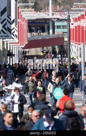 Beim Carabao Cup Final Wembley sind viele Zuschauer dabei. London, Großbritannien. 25. April 2021. Foto von Ray Tang. Bis zu 8,000 Fußballfans kommen im Wembley Stadium an, um am Carabao Cup-Finale zwischen Tottenham Hotspur und Manchester City teilzunehmen. Alle Teilnehmer müssen einen negativen Covid-19-Test nachweisen, um an der Veranstaltung als Teil des Pilotprogramms des Events Research Program (ERP) teilzunehmen, das die Entscheidung der Regierung über Schritt 4 der Roadmap aus der Sperre heraus informiert. Stockfoto