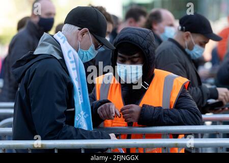 Beim Carabao Cup Final Wembley sind viele Zuschauer dabei. London, Großbritannien. 25. April 2021. Foto von Ray Tang. Bis zu 8,000 Fußballfans kommen im Wembley Stadium an, um am Carabao Cup-Finale zwischen Tottenham Hotspur und Manchester City teilzunehmen. Alle Teilnehmer müssen einen negativen Covid-19-Test nachweisen, um an der Veranstaltung als Teil des Pilotprogramms des Events Research Program (ERP) teilzunehmen, das die Entscheidung der Regierung über Schritt 4 der Roadmap aus der Sperre heraus informiert. Stockfoto