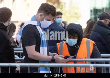 Beim Carabao Cup Final Wembley sind viele Zuschauer dabei. London, Großbritannien. 25. April 2021. Foto von Ray Tang. Bis zu 8,000 Fußballfans kommen im Wembley Stadium an, um am Carabao Cup-Finale zwischen Tottenham Hotspur und Manchester City teilzunehmen. Alle Teilnehmer müssen einen negativen Covid-19-Test nachweisen, um an der Veranstaltung als Teil des Pilotprogramms des Events Research Program (ERP) teilzunehmen, das die Entscheidung der Regierung über Schritt 4 der Roadmap aus der Sperre heraus informiert. Stockfoto