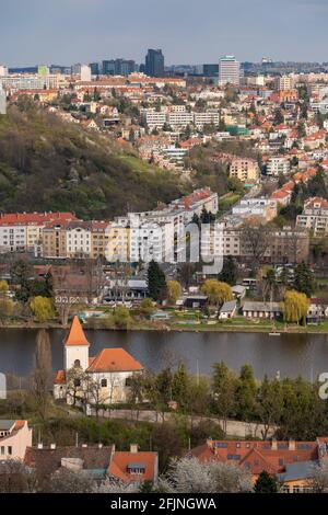 Südlicher Teil von Prag vom Berg Dívčí hrady aus gesehen. Kirche des heiligen Phillip und Jakob in Zlíchov, Moldau und Bezirk Podolí-Dvorce. Stockfoto