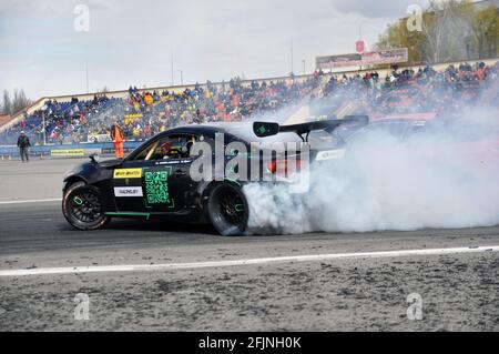 Fahren in einem Auto mit kontrolliertem Kufe. Drift. Stockfoto