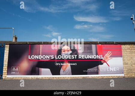 LNER-Poster „Londons lauteste Treffen“ auf dem Bahnsteig am Bahnhof Retford. Stockfoto