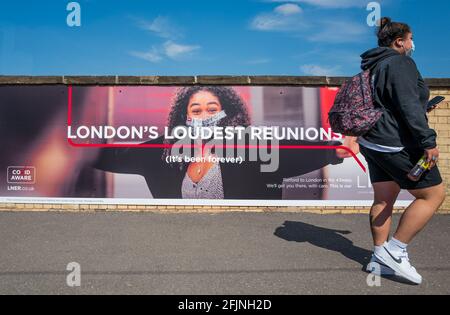 LNER-Poster „Londons lauteste Treffen“ auf dem Bahnsteig am Bahnhof Retford. Stockfoto