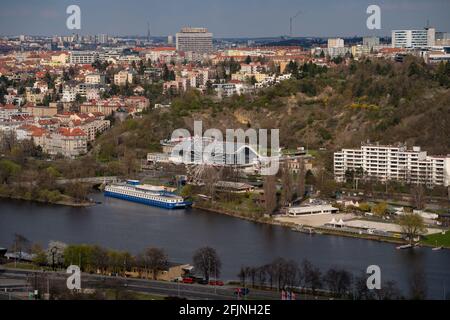 Prag, Bezirk Podolí. Moldau mit Botel, Riesenrad, Schwimmstadion und Halle in einem ehemaligen Kalksteinbruch und Lido „Žluté Lázně“. Stockfoto
