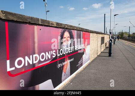 LNER-Poster „Londons lauteste Treffen“ auf dem Bahnsteig am Bahnhof Retford. Stockfoto