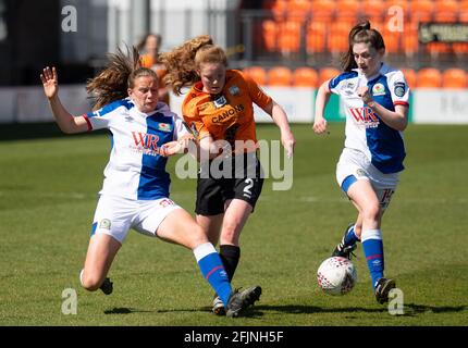 London, Großbritannien. April 2021. London Bees Sophie Quirk und Blackburn Rovers die Damen Elise Hughes Nr. 28 und Issy Dean während des FA Women's Championship Matches zwischen London Bees und Blackburn Rovers Women am 25. April 2021 im Hive, London, England. Foto von Andrew Aleksiejczuk/Prime Media Images. Quelle: Prime Media Images/Alamy Live News Stockfoto