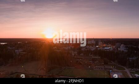 Blick von oben auf die Stadtlandschaft im magischen Abendlicht. Espoo Stadt in Finnland. Stockfoto