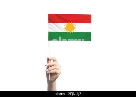 Schöne weibliche Hand hält Kurdistan Flagge, isoliert auf weißem Hintergrund. Stockfoto