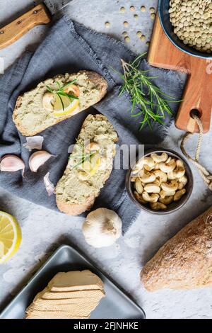 Einfache grüne Linsenaufstrich mit geräuchertem Tofu und geröstetem Cashew Nüsse Stockfoto