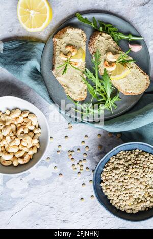 Einfache grüne Linsenaufstrich mit geräuchertem Tofu und geröstetem Cashew Nüsse Stockfoto