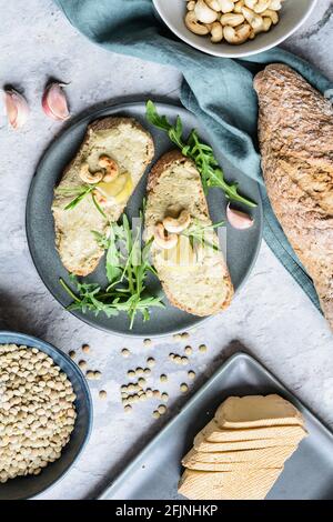 Einfache grüne Linsenaufstrich mit geräuchertem Tofu und geröstetem Cashew Nüsse Stockfoto