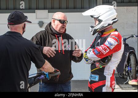 MANCHESTER, GROSSBRITANNIEN. JOE Screen, Gastlehrer AM 25. APRIL am Experience Day (links), gibt Colts' Rider Paul Bowen während des Belle Vue Experience Trainingstages im National Speedway Stadium, Manchester, am Sonntag, den 25. April 2021, einige Ratschläge. (Kredit: Ian Charles, MI News ) Kredit: MI News & Sport /Alamy Live News Stockfoto