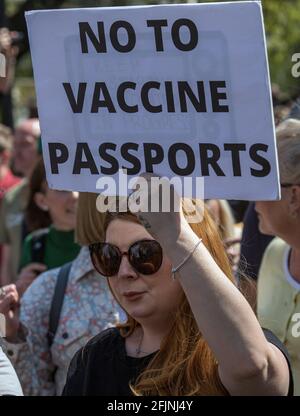 24. April 2021, London, England, Vereinigtes Königreich: Eine Frau hält ein Schild mit dem Titel „Nein zum Impfpass“ während eines Anti-Lockdown-Protests „Unite for Freedom“ Stockfoto