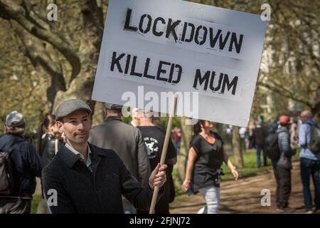 24. April 2021, London, England, Großbritannien: Ein Mann hält ein Schild mit dem Titel „Lockdown tötete Mama“ während eines Anti-Lockdown-Protests „Unite for Freedom“ in London Stockfoto