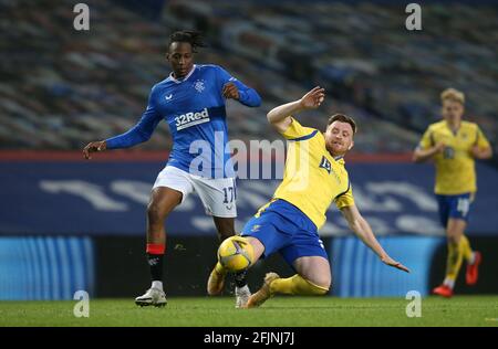 Joe Aribo der Rangers (links) und Liam Craig von St. Johnstone kämpfen während des Finalmatches des Scottish Cup Quarter im Ibrox Stadium, Glasgow, um den Ball. Bilddatum: Sonntag, 25. April 2021. Stockfoto