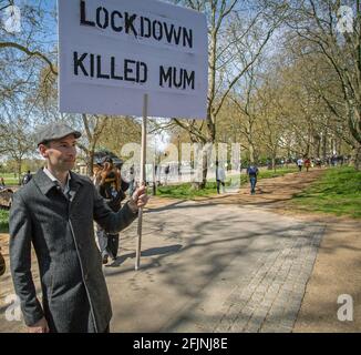 24. April 2021, London, England, Vereinigtes Königreich: Ein Mann hält ein Schild mit dem Titel „Lockdown tötete Mama“ während eines Anti-Lockdown-Protests „Unite for Freedom“ in London Stockfoto