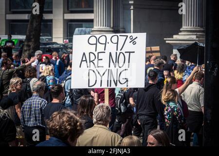 24. April 2021, London, England, Vereinigtes Königreich: Anti-Vaxxxer hält ein Zeichen beim Protest gegen die Beschränkungen des Coronavirus in London. Stockfoto
