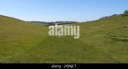 Blick auf ein Tal am südlichen Rand von Pewsey Vale, Wiltshire, North Wessex Downs AONB Stockfoto