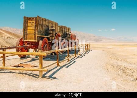 Death Valley, CA, USA - 15. April 2021 20 Mule Team Borax Wagenzug im historischen Harmony Borax Werksgebiet im Death Valley National Park, Kalifornien Stockfoto