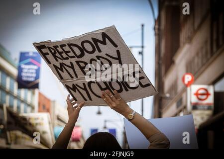 24. April 2021, London, England, Vereinigtes Königreich: Eine Frau hält während eines Anti-Lockdown-Protests ein Schild mit dem Titel „Freedom My Body My Choice“. Stockfoto