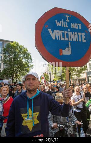 24. April 2021, London, England, Vereinigtes Königreich: EIN Mann hält ein Schild „Ich werde nicht impfen.“ während eines Anti-Lockdown-Protests „Unite for Freedom“ in London. Stockfoto