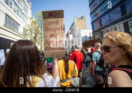 24. April 2021, London, England, Vereinigtes Königreich: Eine Frau hält ein Schild „kein Covid-Pass, keine Zwangsspritze .“ während einer Anti-Lockdown-Aktion „Unite for F Stockfoto