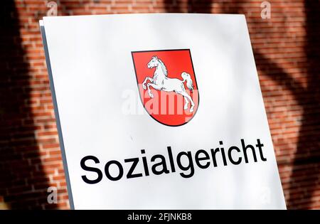 Aurich, Deutschland. April 2021. Vor einem Gebäude im Stadtzentrum steht ein Schild mit der Aufschrift „Sozialgericht“. Quelle: Hauke-Christian Dittrich/dpa/Alamy Live News Stockfoto