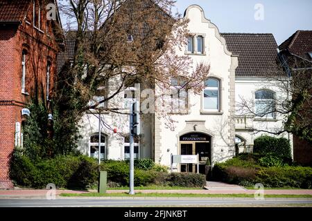 Aurich, Deutschland. April 2021. Ein historisches Wohn- und Geschäftshaus, heute Sitz des Auricher Finanzkontors, befindet sich in der Großen Mühlenwallstraße in der Innenstadt. Quelle: Hauke-Christian Dittrich/dpa/Alamy Live News Stockfoto