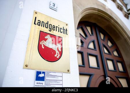 Aurich, Deutschland. April 2021. Vor dem Eingangstor zum historischen Schloss in der Innenstadt hängt ein Schild mit der Aufschrift „Landgericht“. Quelle: Hauke-Christian Dittrich/dpa/Alamy Live News Stockfoto