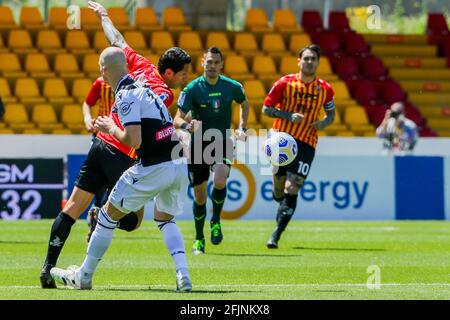 Udines brasilianischer Mittelfeldspieler Walace fordert den Ball mit Beneventos italienischem Stürmer Gianluca Lapadula während des Fußballspiels der Serie A zwischen Benevento und Udinese im Ciro Vigorito Stadium, Benevento, Italien, am 03. Februar 2021 Stockfoto